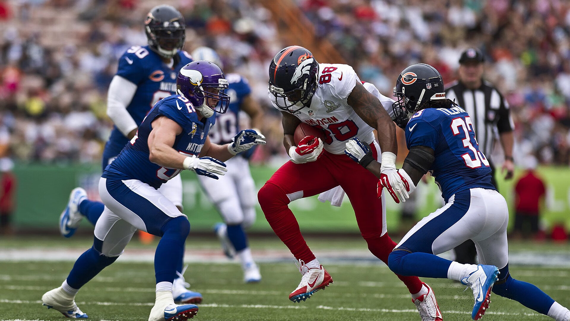 新西兰全黑队凭借精准传球频频撕开对方防线,橄榄球新西兰全黑队对澳大利亚队